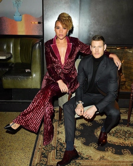 A picture of Emmy Raver-Lampman with her co-star, Tom Hopper.